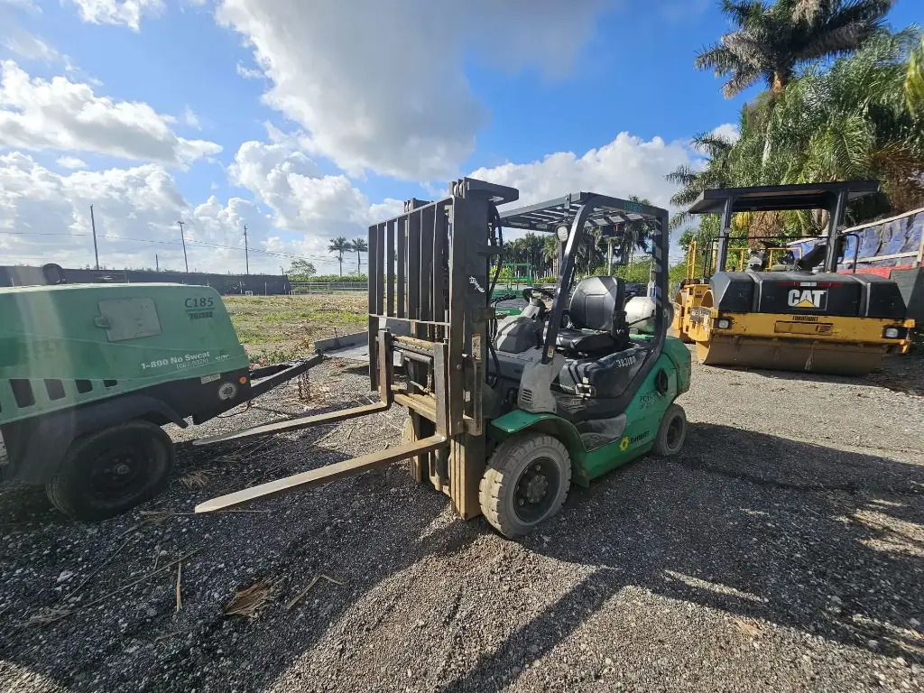 2011 Komatsu FG25T-16 4650 lb Pneumatic Tire Forklift